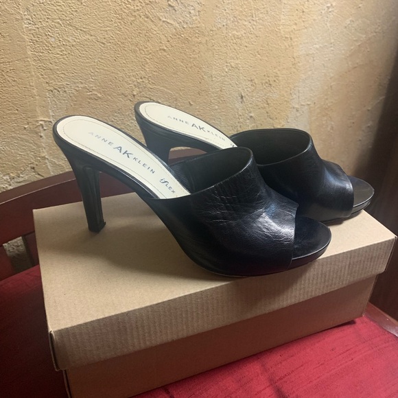 Ann Klein leather slid-ons - Picture 2 of 2